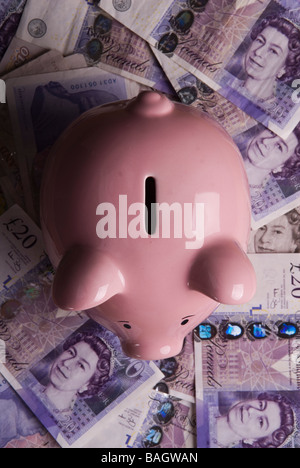 Sparschwein mit britischen Geld Stockfoto