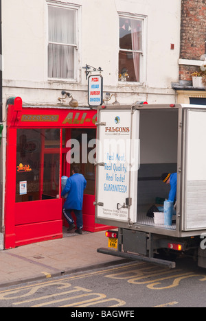 Ein Mann Fleisch zu einem Kebab-Shop von der Rückseite eines LKW im Vereinigten Königreich zu liefern Stockfoto