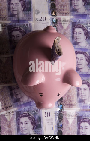Sparschwein mit britischen Geld Stockfoto