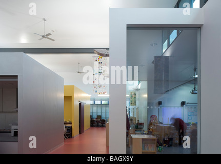 Redbrook Hayes School, Rugeley, Vereinigtes Königreich, Walters und Cohen, Redbrook Hayes Schule Interieur mit Hülsen und Blick durch Stockfoto