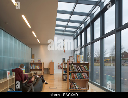 Redbrook Hayes School, Rugeley, Vereinigtes Königreich, Walters und Cohen, verglaste Schulbibliothek Redbrook Hayes. Stockfoto