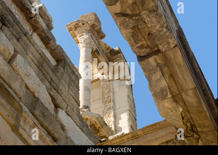 Celsus-Bibliothek, die durch die Mazeus und Mithridates Tor Ephesus-Türkei betrachtet Stockfoto