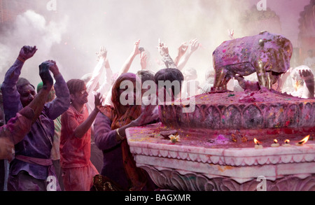 Inder feiern Holi Festival Mathura Indien Asien Stockfoto