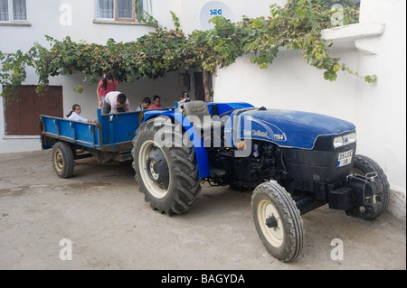 Kinder in den Anhänger eines Traktors Sirince Kusadasi Türkei Stockfoto