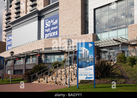 Salford Quays größere Manchester England UK Lowry Outlet Mall Shopping Center Eingang mit Wohnungen für Verkauf Zeichen Stockfoto