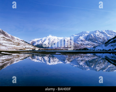 Reflexionen im Loch Duich noch Wasser mit herrlichen schneebedeckten Bergen in den schottischen Highlands im Winter. Sheil Brücke Highland Schottland Großbritannien Großbritannien Stockfoto