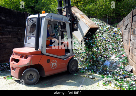 Glasflaschen an einem Recyclingzentrum in einem recycling-Center Stockfoto