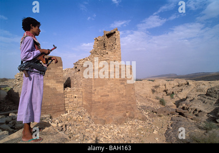 Jemen, Marib Governorate, Marib, Nord-Lock, alten Damm, Mann mit Waffe Stockfoto
