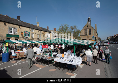 Dienstag Straßenmarkt, Moreton-in-Marsh, Gloucestershire Stockfoto