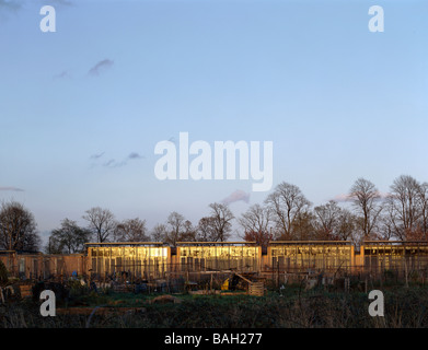 SureStart Schule, London, Vereinigtes Königreich, John McAslan und Partner, Surestart Schule Sonnenuntergang über den Kleingärten. Stockfoto