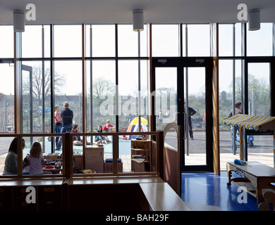 SureStart School, London, Vereinigtes Königreich, John McAslan und Partner, Surestart Schule Blick nach außen mit Kindern. Stockfoto