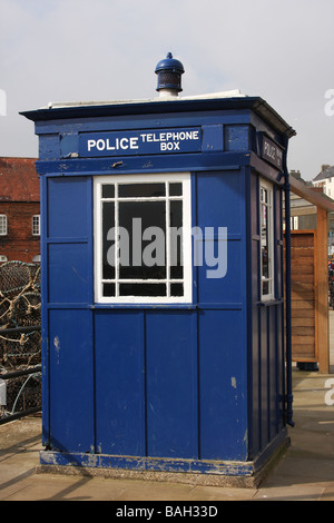 Polizei Telefon Call Box auf Scarborough Meer als die Tardis in der Dr., der TV-Serie bekannt. Stockfoto