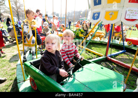 Blondes Kind Kinder 2 Jahre junge jungen Kinder auf einem Karussell Tschechien Stockfoto