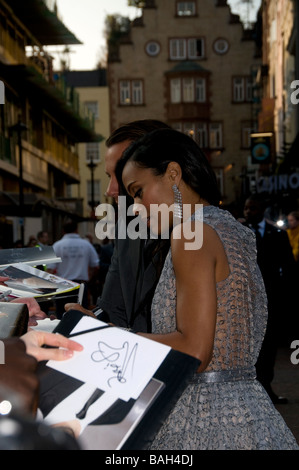 Schauspielerin Zoe Saldana Unterzeichnung Autogramme bei der Premiere des neuen Star Trek Film, in Leicester Square, London Stockfoto