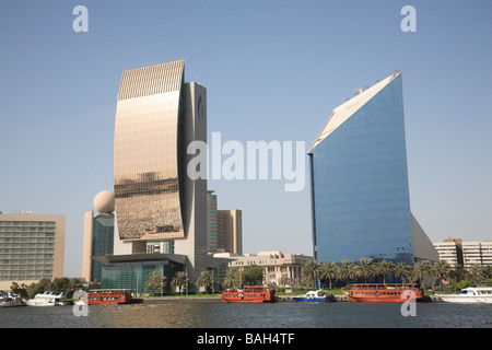 National Bank of Dubai Gebäude links Dubai Chamber Of Commerce Industrie 1 Deira Dubai creek Stockfoto