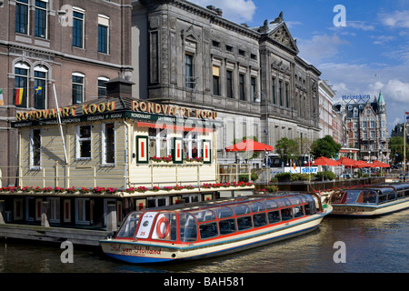 Niederlande, Provinz Nord-Holland, Amsterdam, Oude Turfmarkt Boot für Sightseeing und das Allard Pierson museum Stockfoto