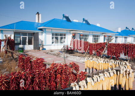 Ein Bauernhaus mit Solaranlage auf dem Dach in der Nähe von Harbin in Nordchina Stockfoto