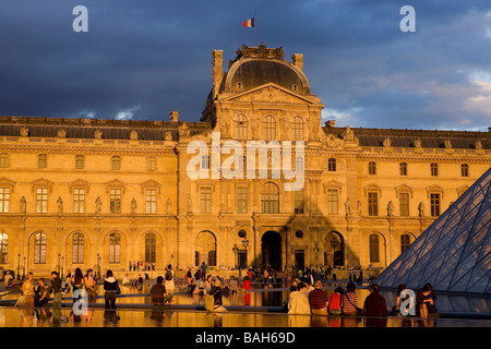Frankreich, Paris, Louvre-Pyramide vom Architekten Ieoh Ming Pei und Fassade des Gebäudes Cour Napoleon Stockfoto