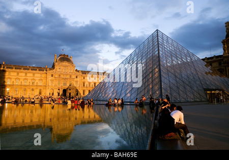 Frankreich, Paris, Louvre-Pyramide vom Architekten Ieoh Ming Pei im Cour Napoleon Stockfoto