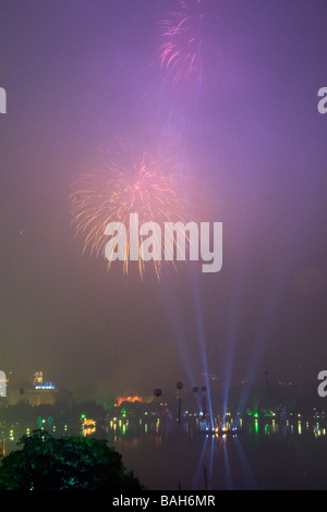 Feuerwerk über Hoan-Kiem-See für Tet Festlichkeiten in Hanoi Vietnam Stockfoto