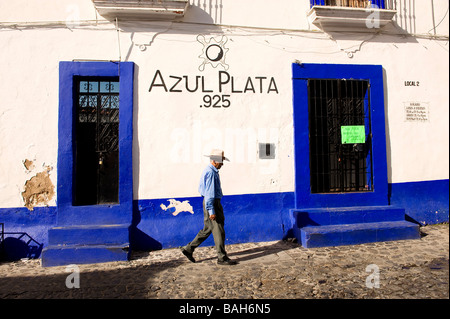 Mexiko, Guerrero Zustand, Taxco, ein Mann, vorbei an einer Shop-Silber verkaufen Stockfoto