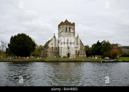 Bisham Abbey aus dem Fluss Themse Marlow Buckinghamshire GB Stockfoto