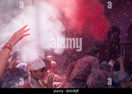 Menschen werfen Farbpulver In einem Hindu-Tempel im indischen Holi Festival Mathura Stockfoto
