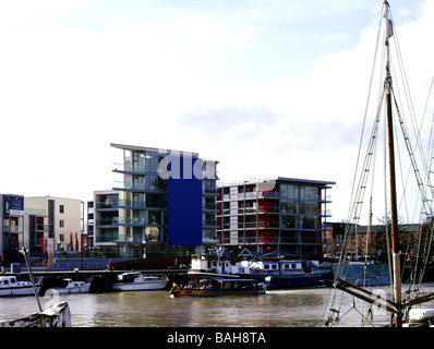 Der Punkt [Wohnungen], Bristol, Vereinigtes Königreich, Feilden Clegg Bradley Architekten, der Punkt (Wohnungen) Detail über Dock. Stockfoto