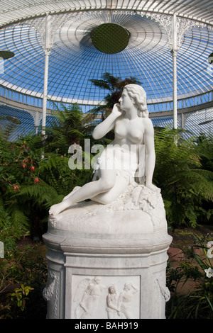 Marmorstatue von Eva von Scipione Tadolini in Kibble Palace, Glasgow Botanic Gardens Stockfoto