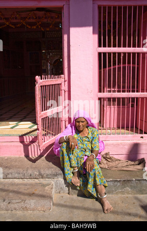 Frau sitzt vor der Haustür vor ihrem Haus Osian, in der Nähe von Jodhpur, Rajasthan, Indien Stockfoto