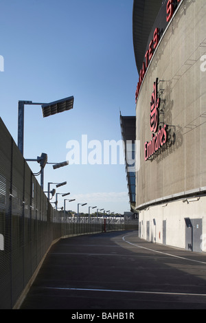 Emirates Stadium, London, Vereinigtes Königreich, Hok Sport, Emirates Stadion Seitenansicht mit Mesh-Fassade und Emirates-Logo. Stockfoto