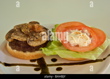 Deluxe gegrillte Champignon Hamburger Salat Tomate Relish Senf mayonnaise Stockfoto