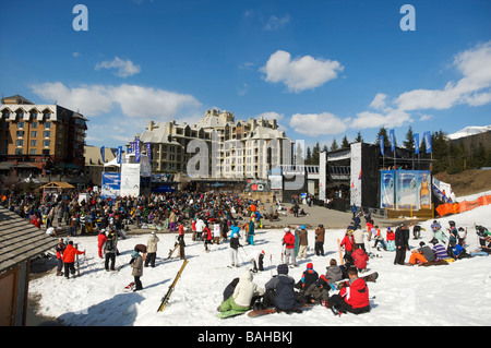 Menschenmassen in Whistler Village während der jährlichen Whistler Ski und Snowboard Festival WFSS Stockfoto