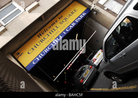 Autos in die Warteschlange für Churchill Square Shopping Centre Car Parks in Brighton Uk Stockfoto