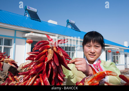 Ein Bauer in China ohne ihr Bauernhaus mit Solaranlage auf dem Dach Stockfoto