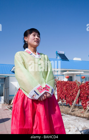 Ein Bauer in China ohne ihr Bauernhaus mit Solaranlage auf dem Dach Stockfoto