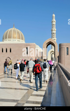 Muscat Oman Touristen auf Trainer Ausflug vom Kreuzfahrtschiff nähert sich der Eingang zur großen Moschee Stockfoto