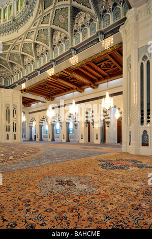 Muscat-Oman-Moschee innen Gebetshalle große Kronleuchter hängen unter der reich verzierten Kuppel aus gesehen direkt unter Stockfoto