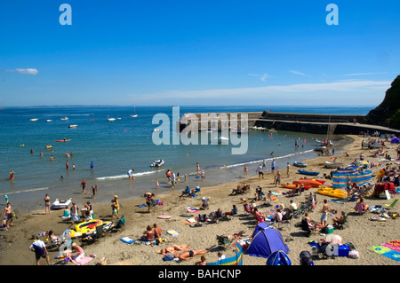 Menschen am Strand von Gorran Haven in Cornwall, Großbritannien Stockfoto