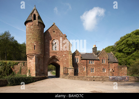 Eingang zum Peckforton Castle Hotel in Cheshire UK Stockfoto