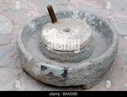 Einen alten Sandstein Mahlstein Stein (den unteren Stein) und Handschmeichler (das obere man) zum Mahlen von Getreide zu Mehl verwendet. Stockfoto