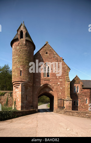 Eingang zum Peckforton Castle Hotel in Cheshire UK Stockfoto