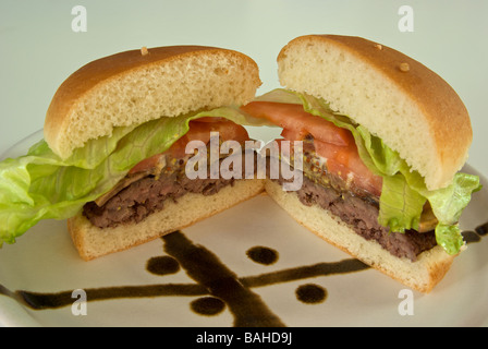 Deluxe gegrillte Champignon Hamburger Salat Tomate Relish Senf auf einem Brötchen Stockfoto