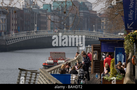 Die Liffey Boardwalk und Ha Penny Bridge Dublin Stockfoto