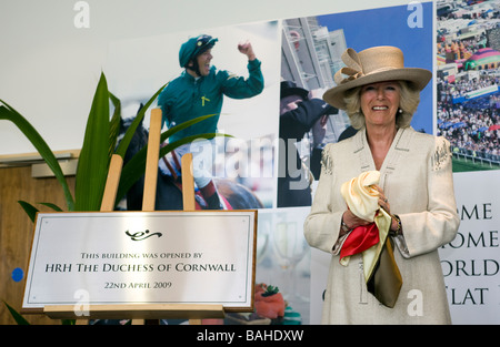 Seine königliche Hoheit Camilla Duchess of Cornwall eröffnet offiziell die neue Herzogin Stand auf der Pferderennbahn von Epsom Down in Surrey England Stockfoto