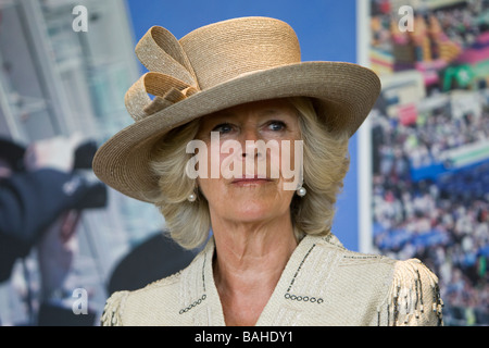 Porträt von HRH Camilla Duchess of Cornwall wie sie die neue Herzogin Stand auf der Pferderennbahn von Epsom Down in Surrey England öffnet Stockfoto