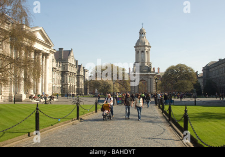 Menschen Flanieren über Kopfsteinpflaster am Trinity College in Dublin, Irland Stockfoto