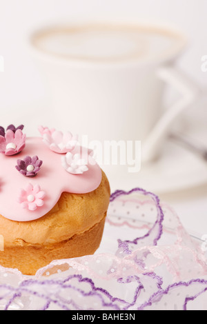 Cupcake Fairy Cake gegen weißen Boden zurück Stockfoto