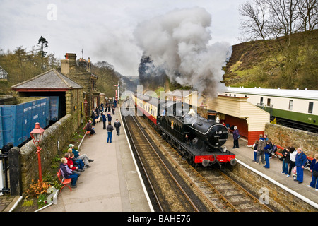 Dampfzug ziehen in Goathland Station, North Yorkshire Moors Railway Stockfoto