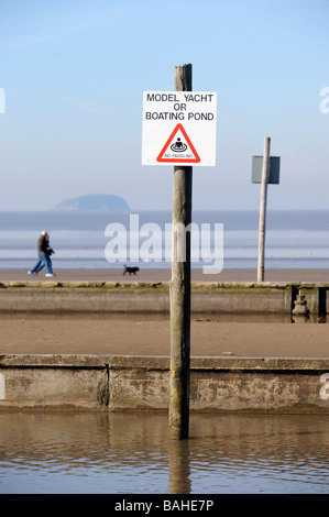 BOOTFAHREN TEICH ANKÜNDIGUNG AM STRAND VON WESTON SUPER MARE SOMERSET UK Stockfoto